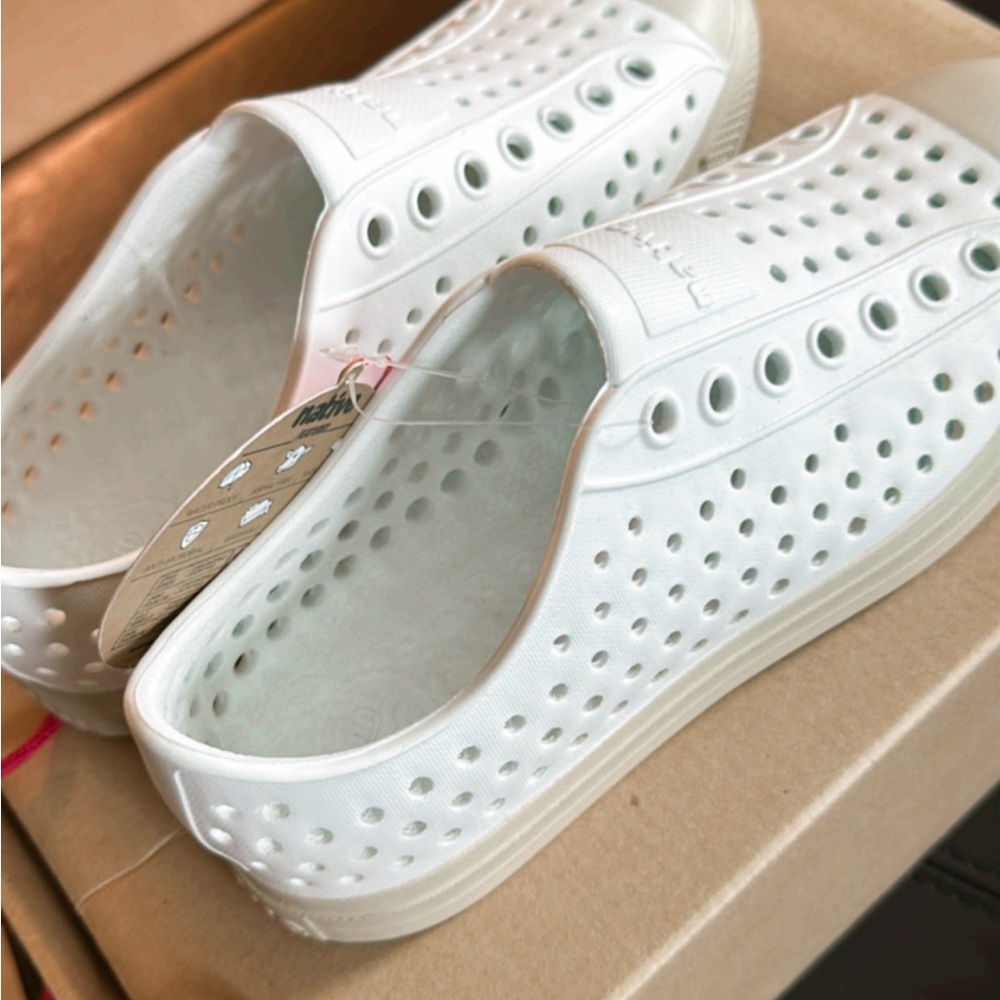 Native Jefferson Sneaker slip on Shoe in Shell White Color Women Size 5